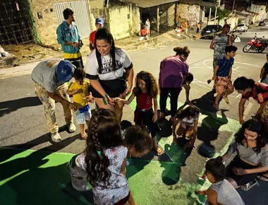 Pintura de rua para a Copa do Mundo reúne moradores em Campina Grande: 'Nostalgia total'