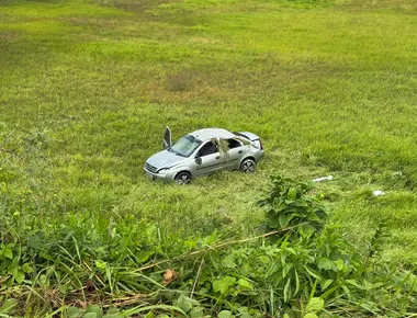 Quatro pessoas ficam feridas após carro capotar na BR-230, em Santa Rita