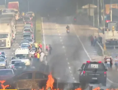 Trecho da BR-230 é bloqueado em João Pessoa durante protesto por morte de jovem