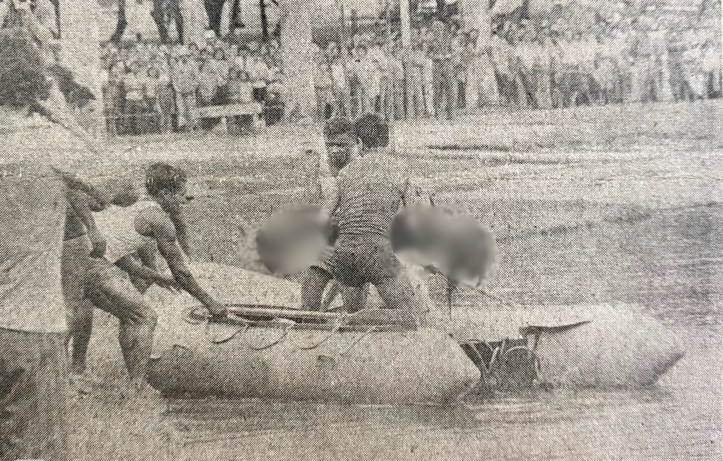 O tenente aposentado, Edmilson Santos, foi fotografado resgatando um corpo na lagoa