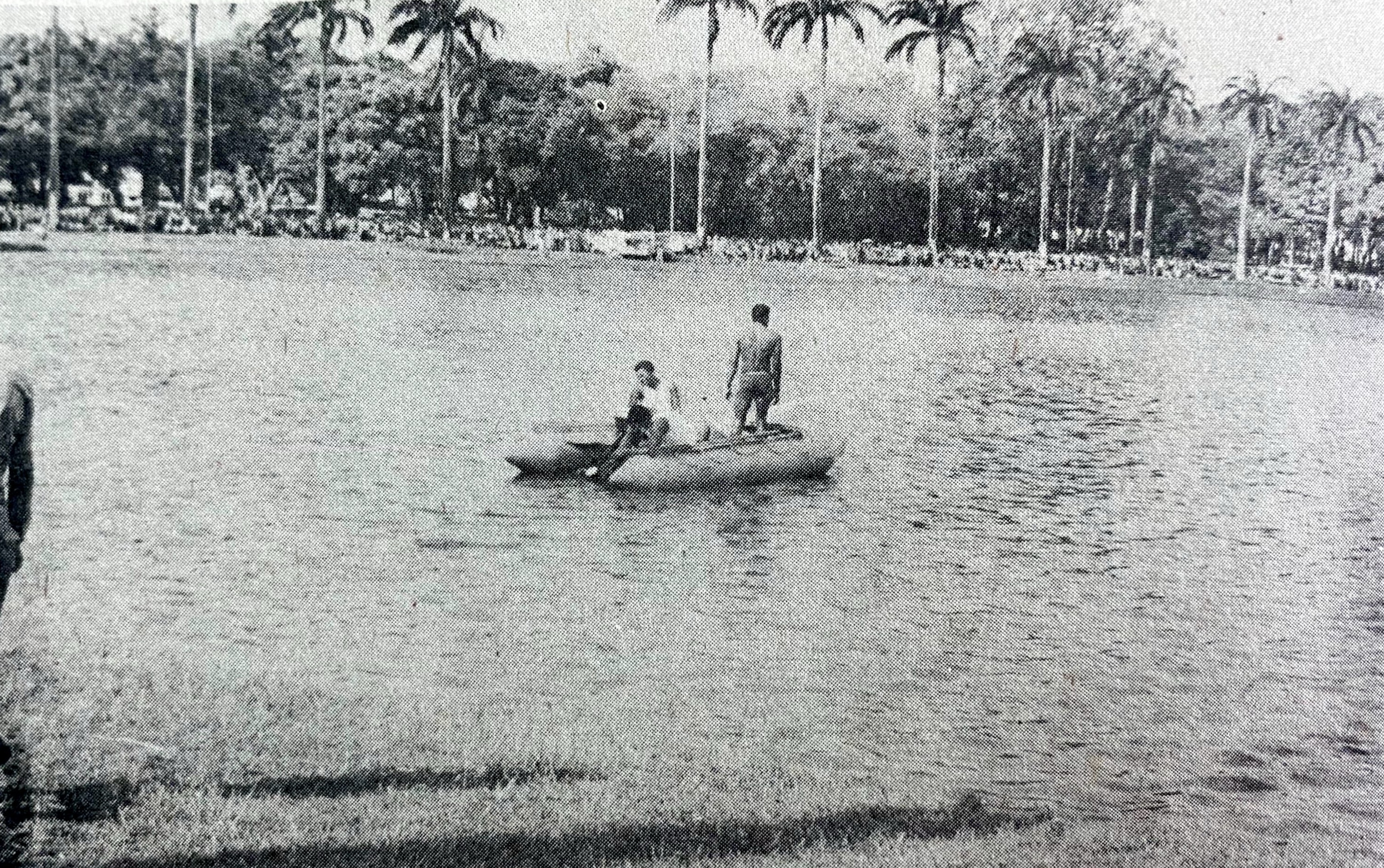 Bombeiros em bote trabalhando no resgate dos corpos na lagoa do Parque Solon de Lucena