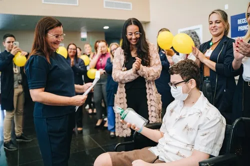 
				
					Adolescente que recebeu primeiro transplante cardíaco pediátrico da PB deixa hospital
				
				