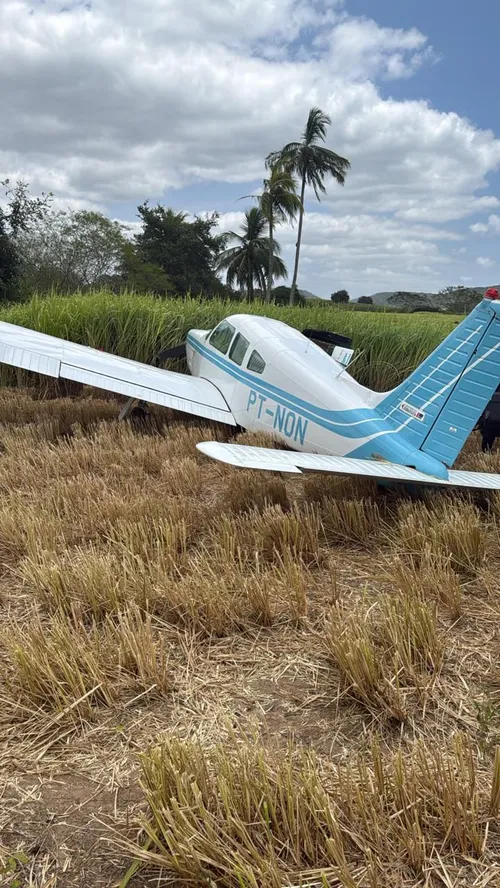 
				
					Após pane em avião, Cícero Lucena e assessores são resgatados por trator em zona rural da Paraíba
				
				