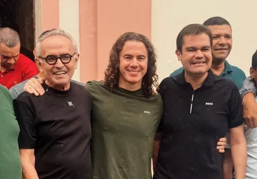 
				
					Ao lado de Vene, Cícero confirma saída do PP e diz que decisão para 2026 vai 