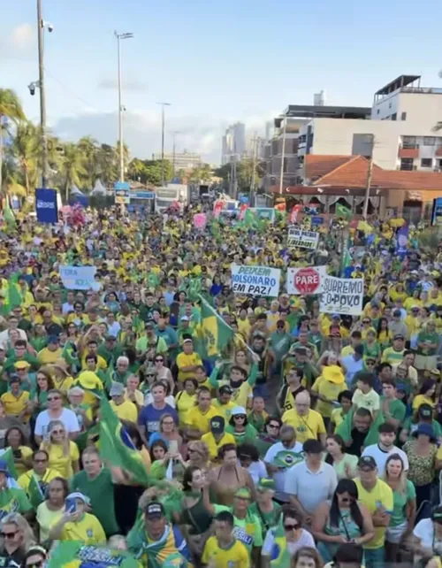 
				
					Apoiadores de Bolsonaro fazem manifestação na orla de João Pessoa
				
				