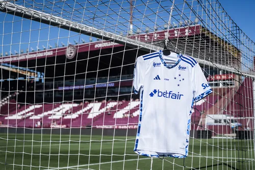  Após Botafogo-PB aprovar escudo alternativo, veja times que utilizam outros escudos nos uniformes 
