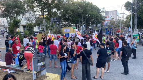 
				
					Ato pela democracia reúne manifestantes no Busto de Tamandaré, em João Pessoa
				
				