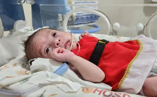 
				
					Bebês internados em UTI de hospital em João Pessoa vestem roupas de Natal e pais celebram
				
				