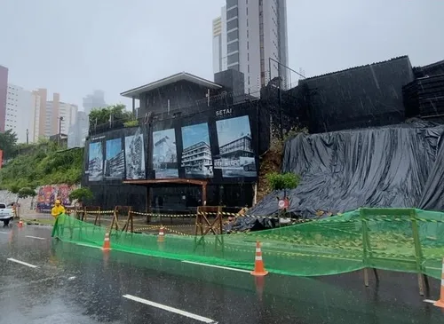 
				
					Bloqueio na Avenida Epitácio Pessoa desativa parada de ônibus e muda rota de linhas
				
				