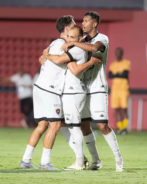 
					Botafogo-PB vira sobre o Vitória e estreia bem na Copa do Nordeste 2026
				
				