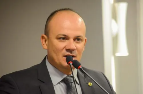 
				
					Cabo Gilberto consegue na Justiça subir para patente de Sargento da PM da Paraíba
				
				