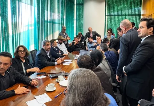 
				
					Cabo Gilberto divulga reunião do PL após Moraes proibir uso de redes sociais por Bolsonaro
				
				