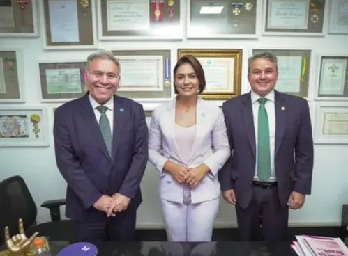 
				
					Cabo Gilberto fica fora de reunião com Michelle Bolsonaro, mas diz que foi por conta de agenda
				
				