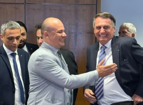 
				
					Cabo Gilberto pede permissão a Moraes para visitar Bolsonaro em prisão domiciliar
				
				