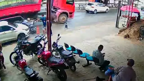 
				
					Câmeras registram momento que jovem é atropelado por caminhão em João Pessoa
				
				