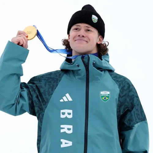 
				
					Campeão olímpico, Lucas Pinheiro entra no clima nordestino e aprende forró com namorada paraibana
				
				