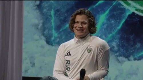 
				
					Campeão olímpico, Lucas Pinheiro entra no clima nordestino e aprende forró com namorada paraibana
				
				