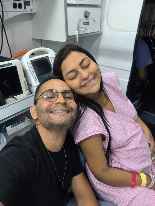 
				
					Casal oficializa união dentro de hospital durante internação da noiva grávida
				
				