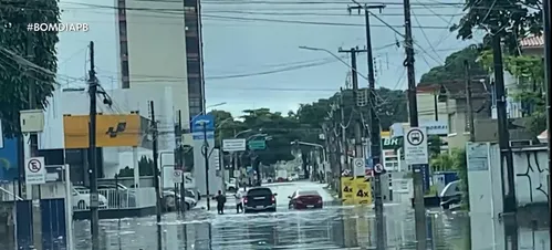 
				
					Chuvas afetam trânsito com queda de árvores e alagamentos, em João Pessoa
				
				