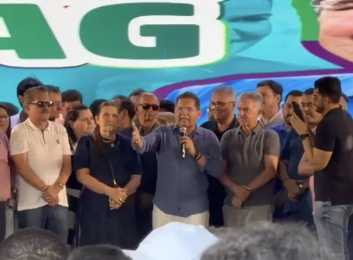 
				
					Governistas e oposicionistas vão a aniversário de Galdino, que evita tom político em discurso
				
				