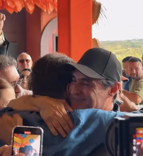 
				
					Governistas e oposicionistas vão a aniversário de Galdino, que evita tom político em discurso
				
				