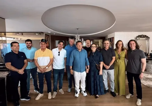 
				
					Governistas e oposicionistas vão a aniversário de Galdino, que evita tom político em discurso
				
				