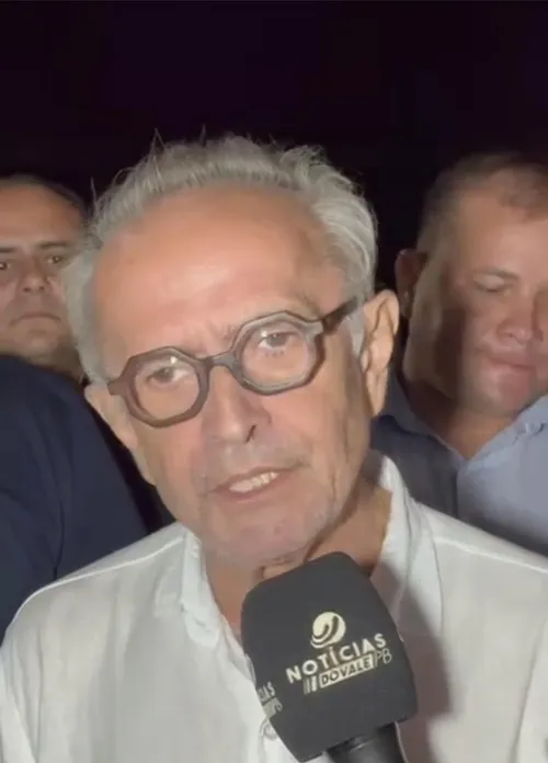 
				
					Cícero sinaliza que aceitaria apoio de Ricardo Coutinho na disputa pelo Governo
				
				