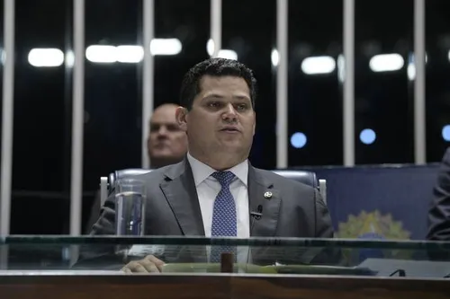 
				
					Com esvaziamento no Senado, Alcolumbre retira de pauta projeto dos cassinos e bingos
				
				