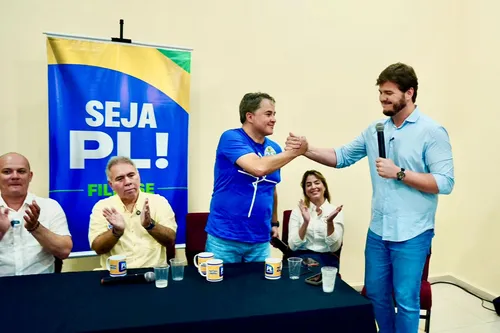 
				
					Com foco em nominatas, Efraim filia no PL vereadores de Campina Grande e presidente da FAEPA
				
				