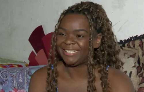 
				
					Conheça Lucyanna Mel, cantora que viralizou após cantar em plateia de show
				
				