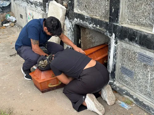 
				
					Corpo de criança que teria sido morta pelo pai é sepultado, em João Pessoa
				
				