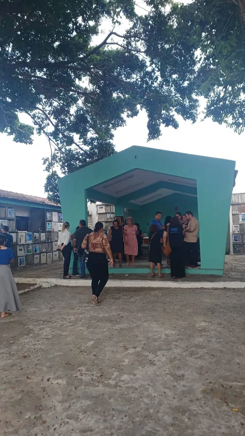 
				
					Corpo do homem morto por leoa após invadir recinto na Bica é sepultado, em João Pessoa
				
				