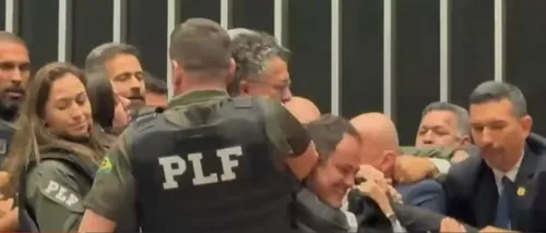 
				
					Câmara aprova projeto que reduz pena de Bolsonaro e condenados pelo 8 de janeiro
				
				