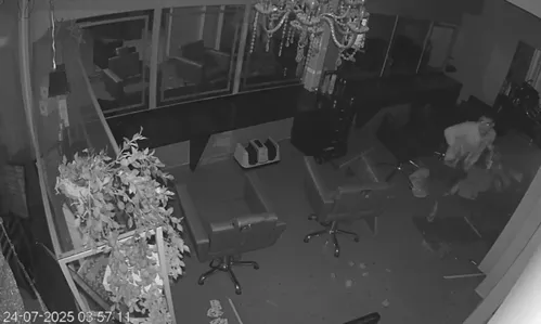 
				
					Criminosos invadem salão de beleza e roubam cabelos em João Pessoa; veja vídeo
				
				