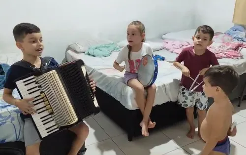 
				
					Dia das crianças: sanfoneiro mirim brinca de banda com os irmãos e se inspira no pai músico
				
				