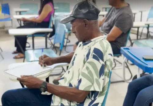 
				
					Dia do estudante: idoso relata sonho de entrar na universidade aos 74 anos
				
				