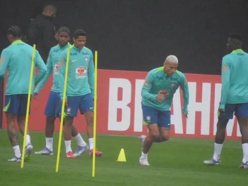 
				
					Com Douglas Santos de titular, Brasil encara o Chile no Maracanã pelas Eliminatórias
				
				