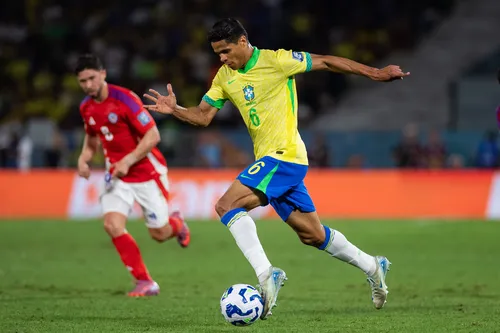 
				
					Douglas Santos se firma na lateral e participa de gol na vitória do Brasil sobre o Chile
				
				