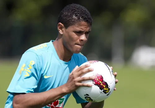 
				
					Douglas Santos volta à seleção brasileira em meio a indefinição na posição de lateral-esquerdo
				
				