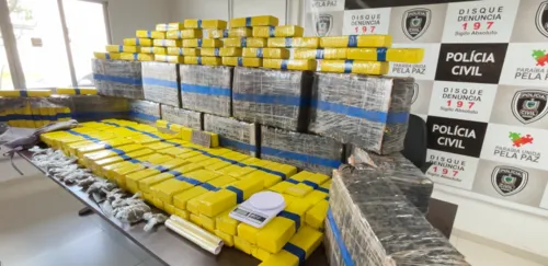 
				
					Duas pessoas são presas e meia tonelada de droga é apreendida em uma casa, em João Pessoa
				
				