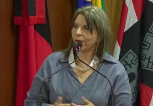
				
					Eliza Virgínia protesta na Câmara e alega censura após decisão judicial sobre discurso de ódio
				
				