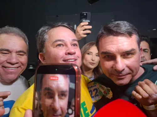 
				
					Com Flávio Bolsonaro, Efraim é oficializado no PL para disputa ao governo da Paraíba: VEJA FOTOS
				
				