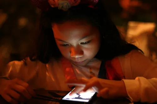 
				
					Entenda como as telas e as pressões sociais têm afetado a saúde mental dos jovens
				
				