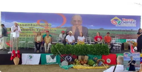 
				
					Entrega do assentamento Elizabeth Teixeira encerra conlito de terra mais antigo do país
				
				