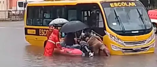 
				
					Estudantes ficam presos em ônibus e são resgatados de barco em João Pessoa; VÍDEO
				
				