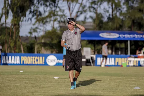 
				
					Evaristo Piza no Campinense: técnico vai para o seu segundo clube no futebol paraibano
				
				