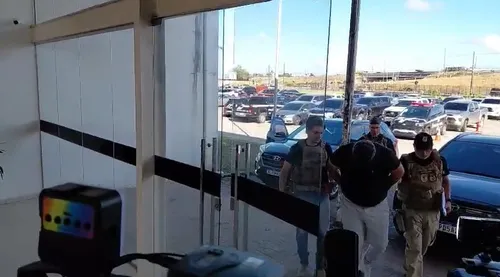 
				
					Ex-funcionário de banco é preso suspeito de fraudar vendas de veículos em João Pessoa
				
				