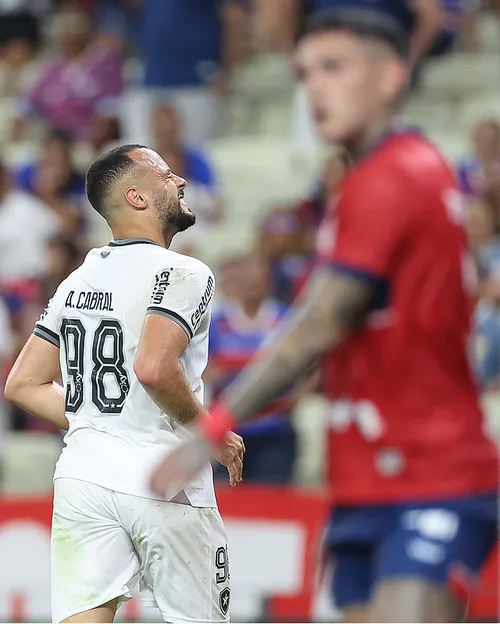 
				
					Expresso Paraíba: com drible no goleiro e gol, Arthur Cabral brilha em goleada do Botafogo
				
				