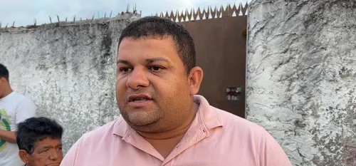 
				
					Fãs de Hytalo Santos se reúnem na frente do presídio do Róger para chegada do influenciador
				
				
