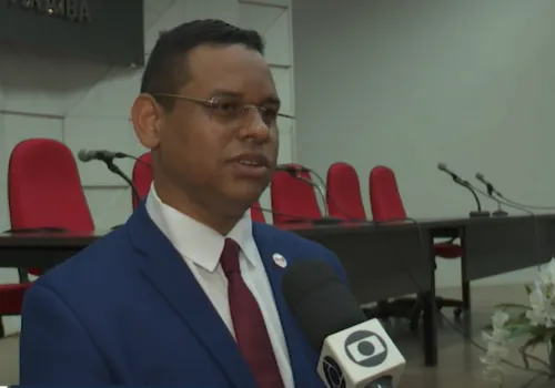 
				
					Filho de pintor que fez reparos na OAB com o pai realiza sonho de se tornar advogado
				
				